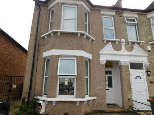 Spencer Inn Apartments Harrow Dış mekan fotoğraf