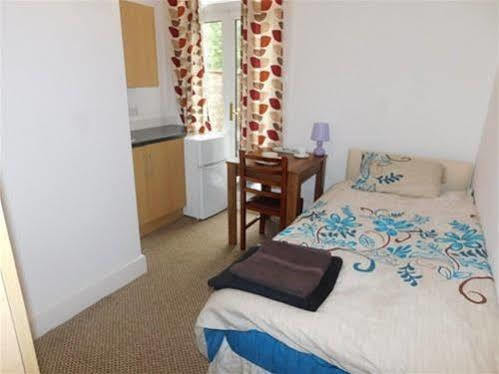 Spencer Inn Apartments Harrow Dış mekan fotoğraf