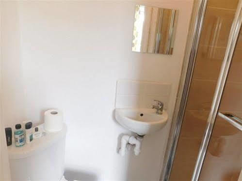 Spencer Inn Apartments Harrow Dış mekan fotoğraf